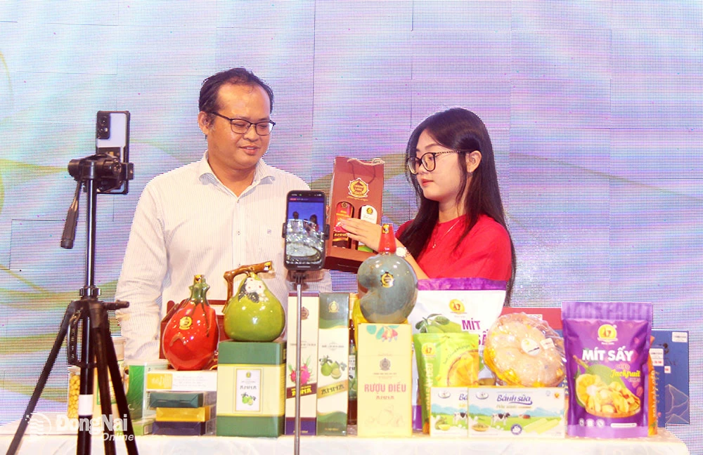 Sesión de transmisión en vivo de venta y promoción de productos locales en el stand de Dong Nai en la Feria de Productos de Exportación Destacados de Vietnam de 2025. Fotografía: H. Quan