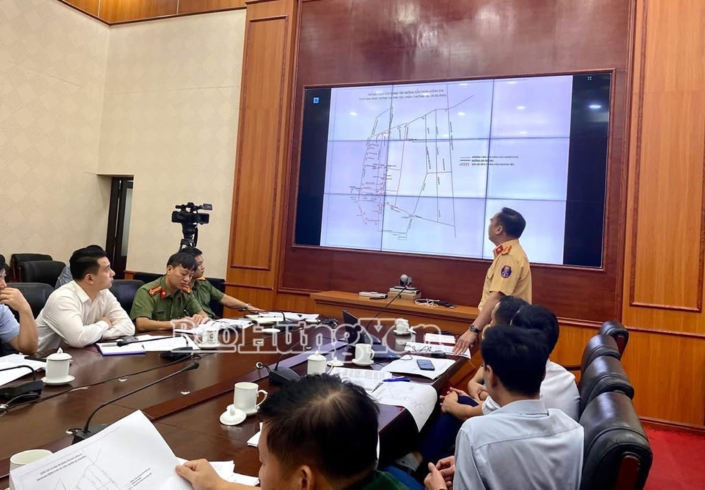 ผู้แทนตำรวจจราจร ตำรวจภูธรจังหวัด ลงพื้นที่ ชี้แจงแนวทางปฏิบัติการจราจร บริเวณวัดเจดีย์อง (เมืองหุ่งเอี้ยน) วันที่ 28-29 พ.ค.58
