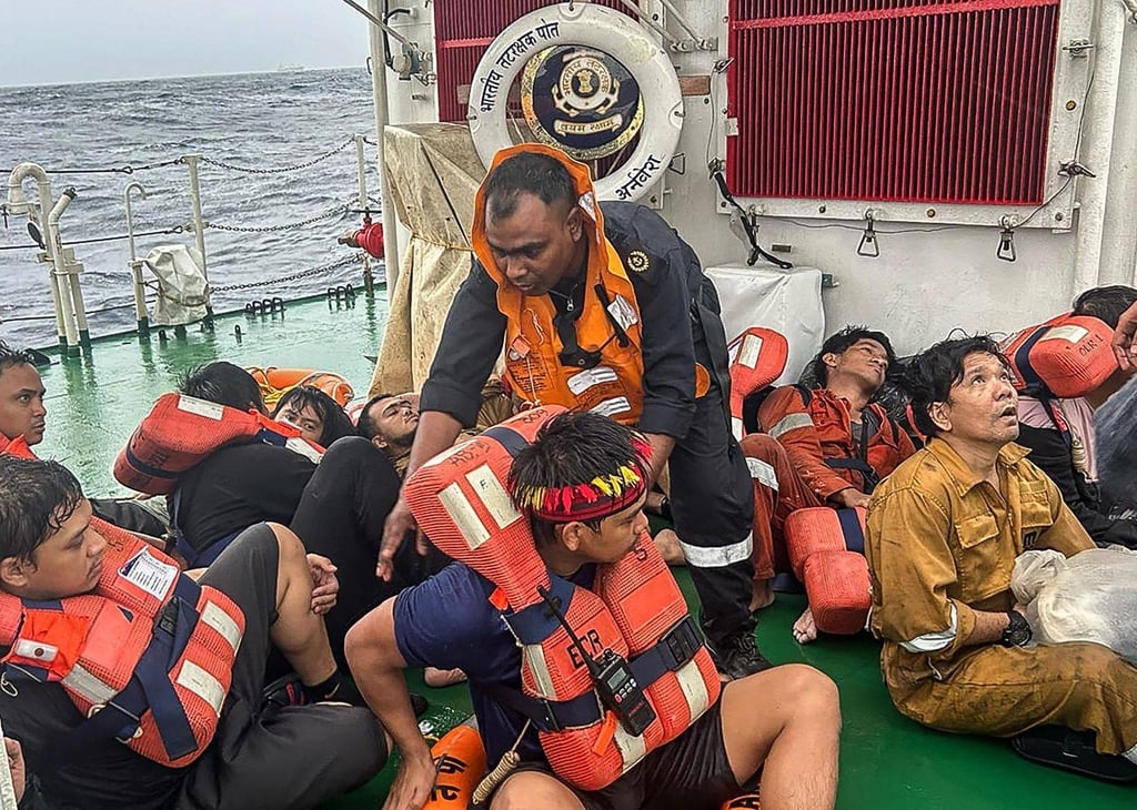 日曜日にケーララ州沖で救助されたリベリア船籍のコンテナ船の乗組員たち。写真：ムンバイのインド国防広報事務所/AFP