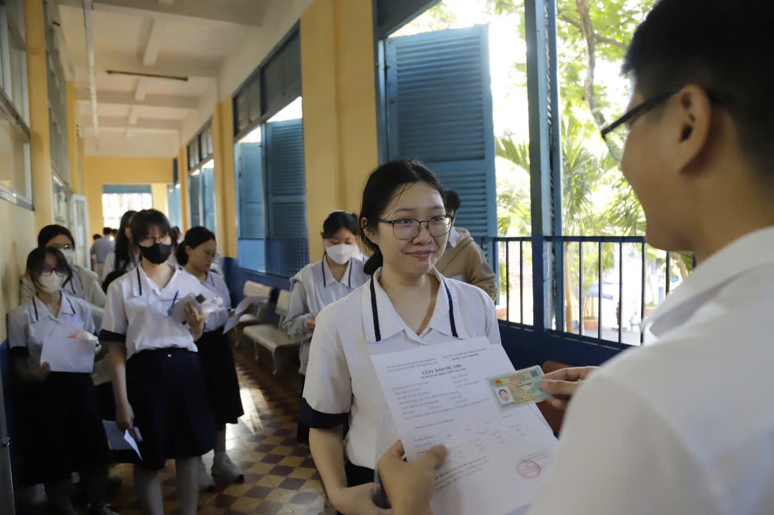Hơn 100.000 học sinh lớp 12 ở TP.HCM thi thử tốt nghiệp THPT - Ảnh 5.