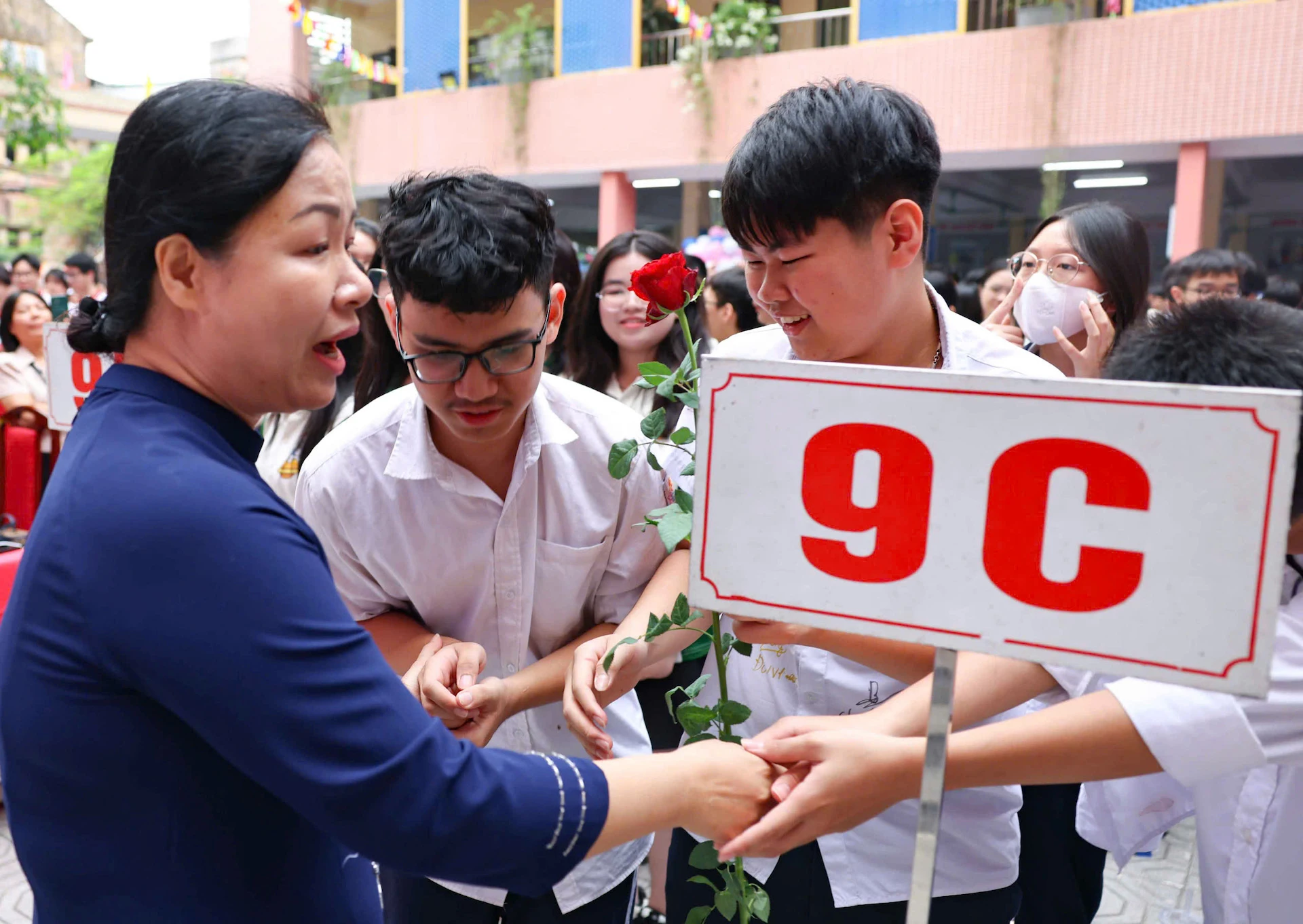 [Photo] Reluctantly at the closing ceremony, 9th grade students say goodbye to teachers and school photo 5