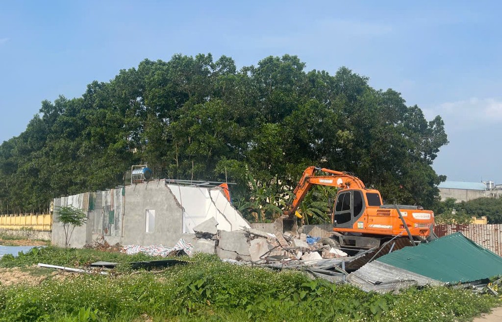 Funktionale Kräfte haben ein illegales Bauprojekt in der Gemeinde Tan Minh im Bezirk Soc Son geübt. Anh-Duc-Duy.jpg