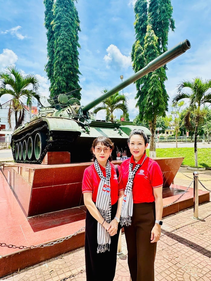 NSND Mỹ Uyên: “Tôi đứng lặng trước một nhân chứng sống của lịch sử” - Ảnh 2.