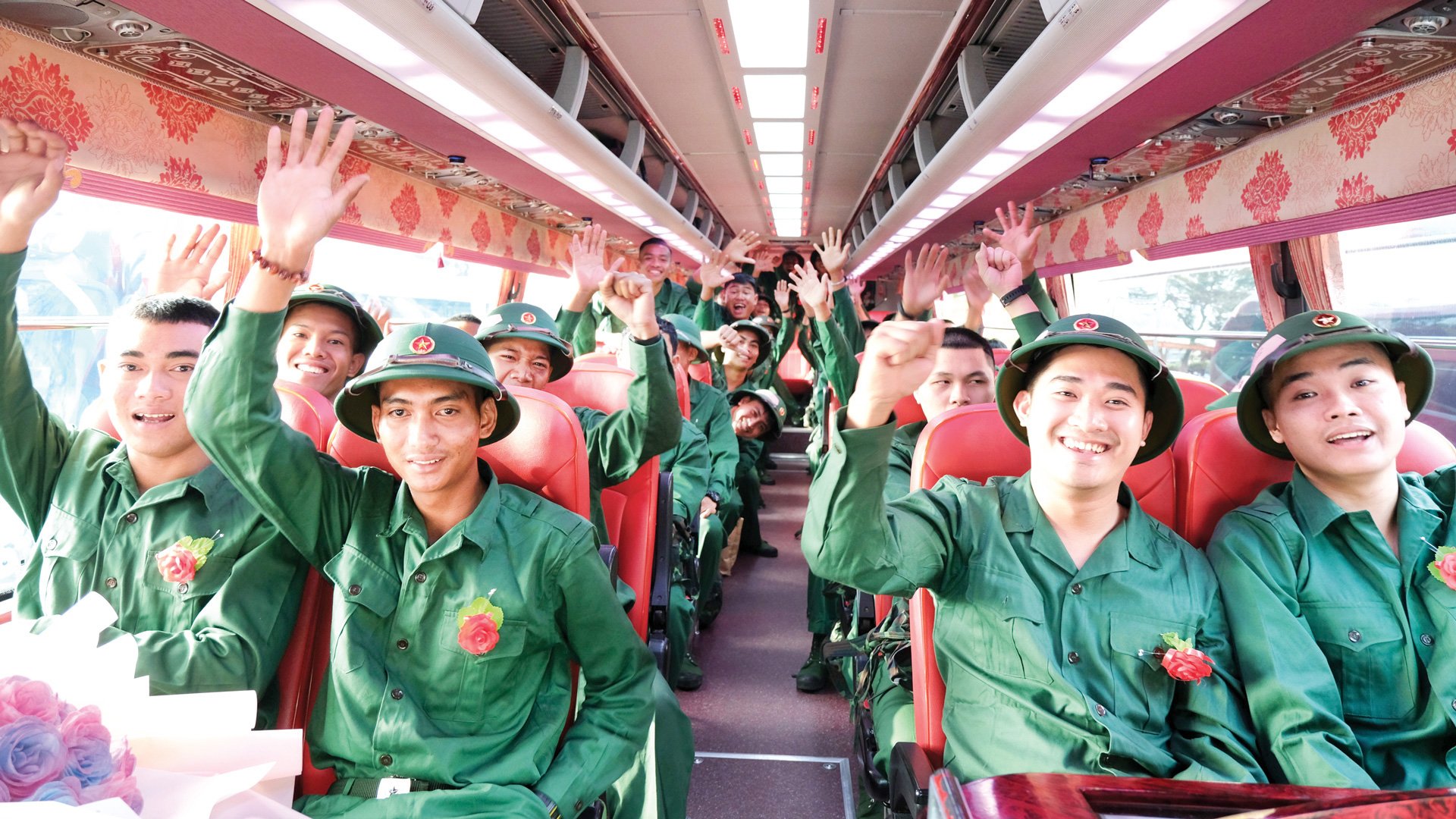 คนหนุ่มสาวมีความตื่นเต้นที่จะเข้าร่วมกองทัพ ภาพโดย: เวียดกวินห์