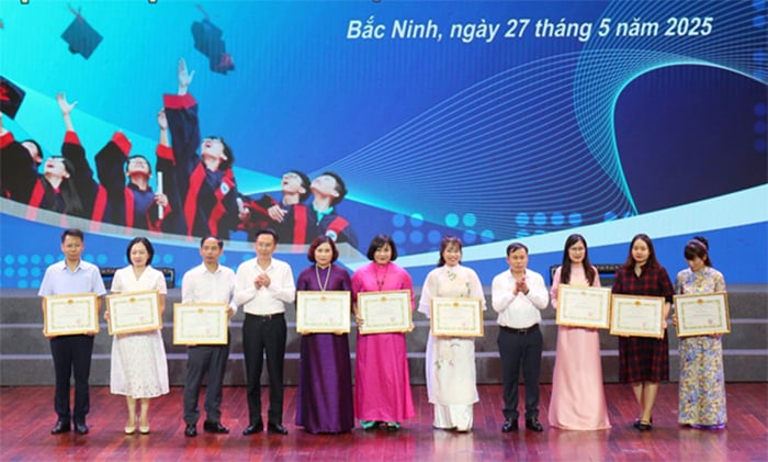 Awarding the 2025 Bac Ninh Province Reading Culture Ambassador Award -0
