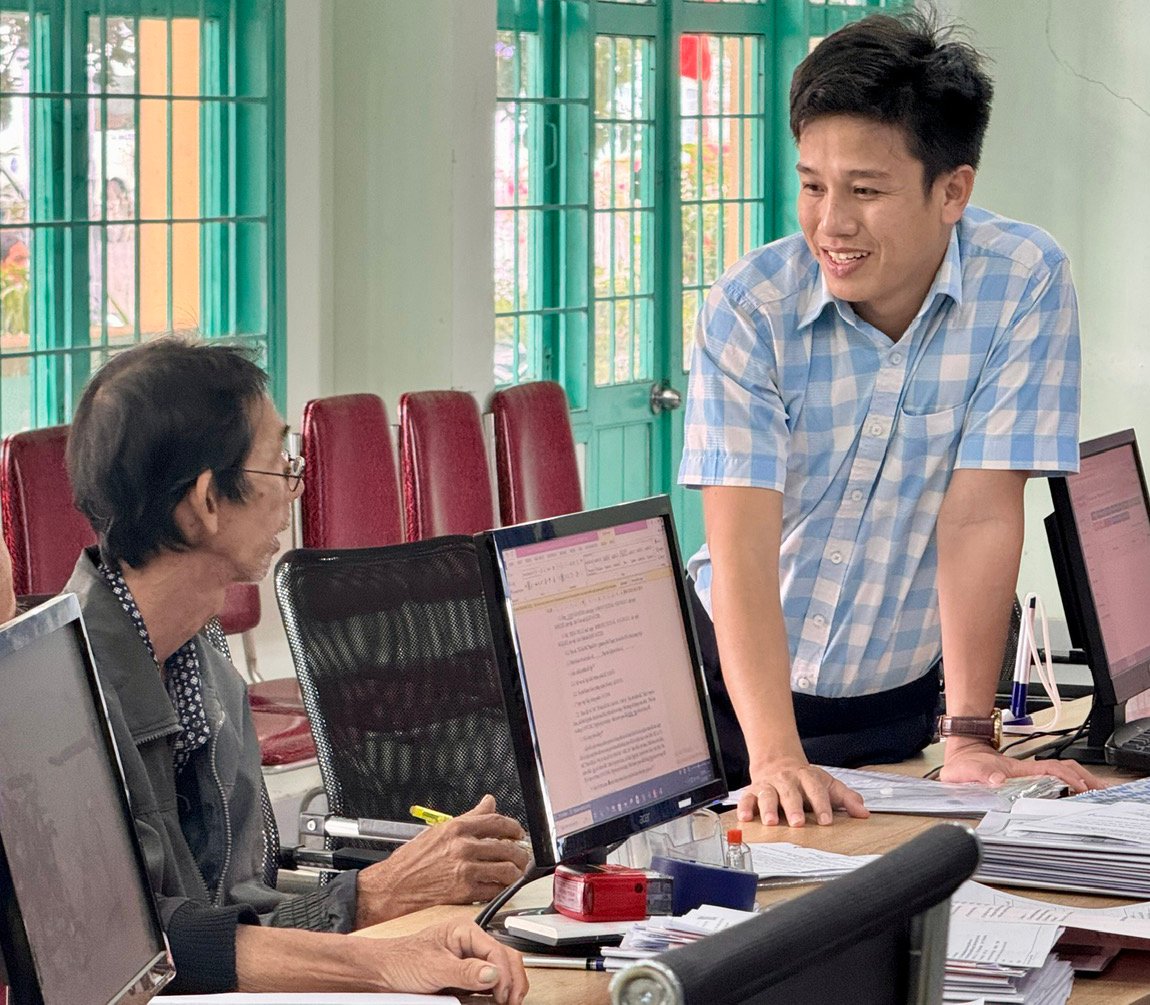 Công chức huyện Sơn Hòa hướng dẫn người dân đăng ký hồ sơ qua Cổng dịch vụ công trực tuyến. Ảnh: PHẠM THÙY
