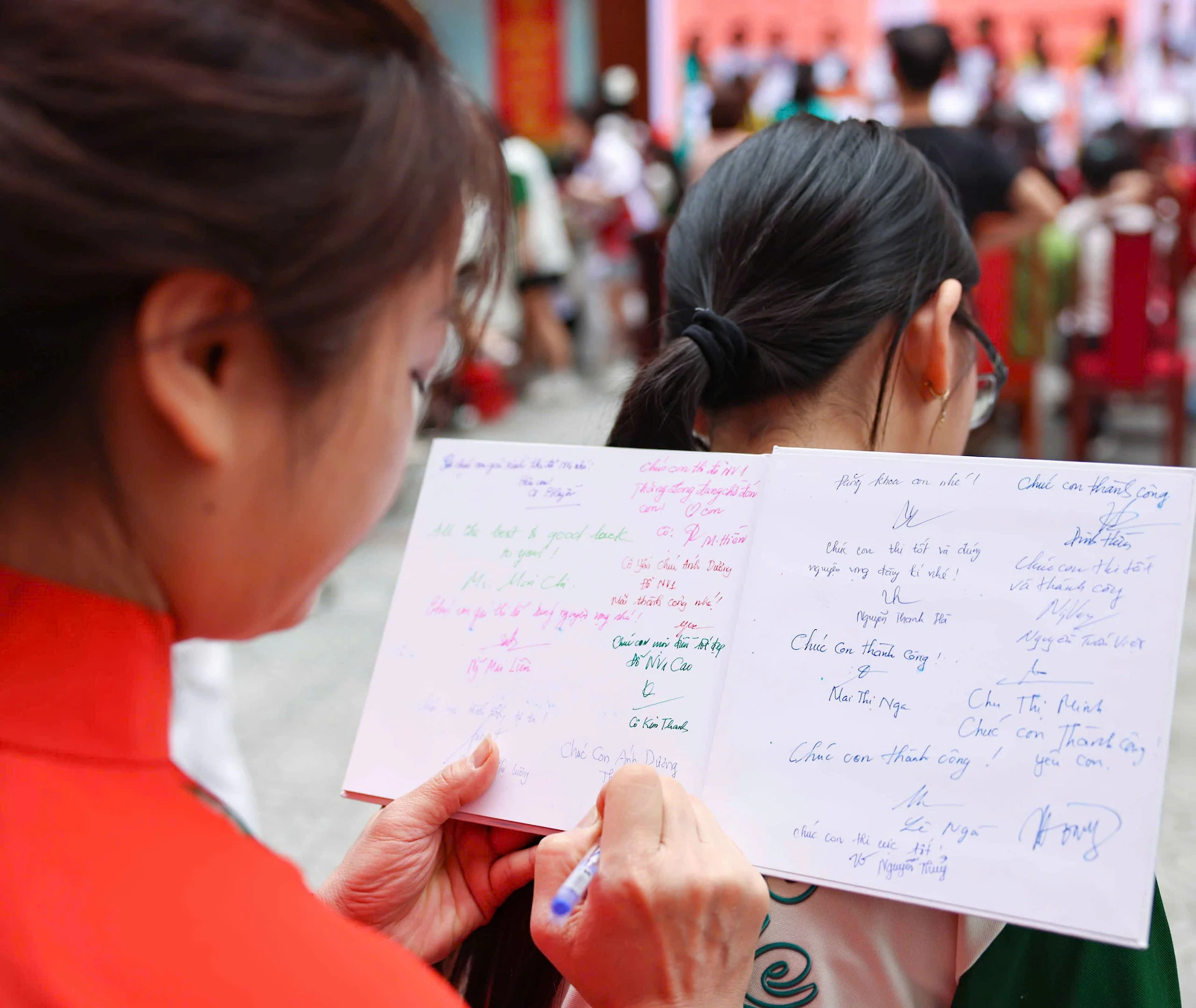 [Photo] Reluctantly at the closing ceremony, 9th grade students say goodbye to teachers and school photo 10