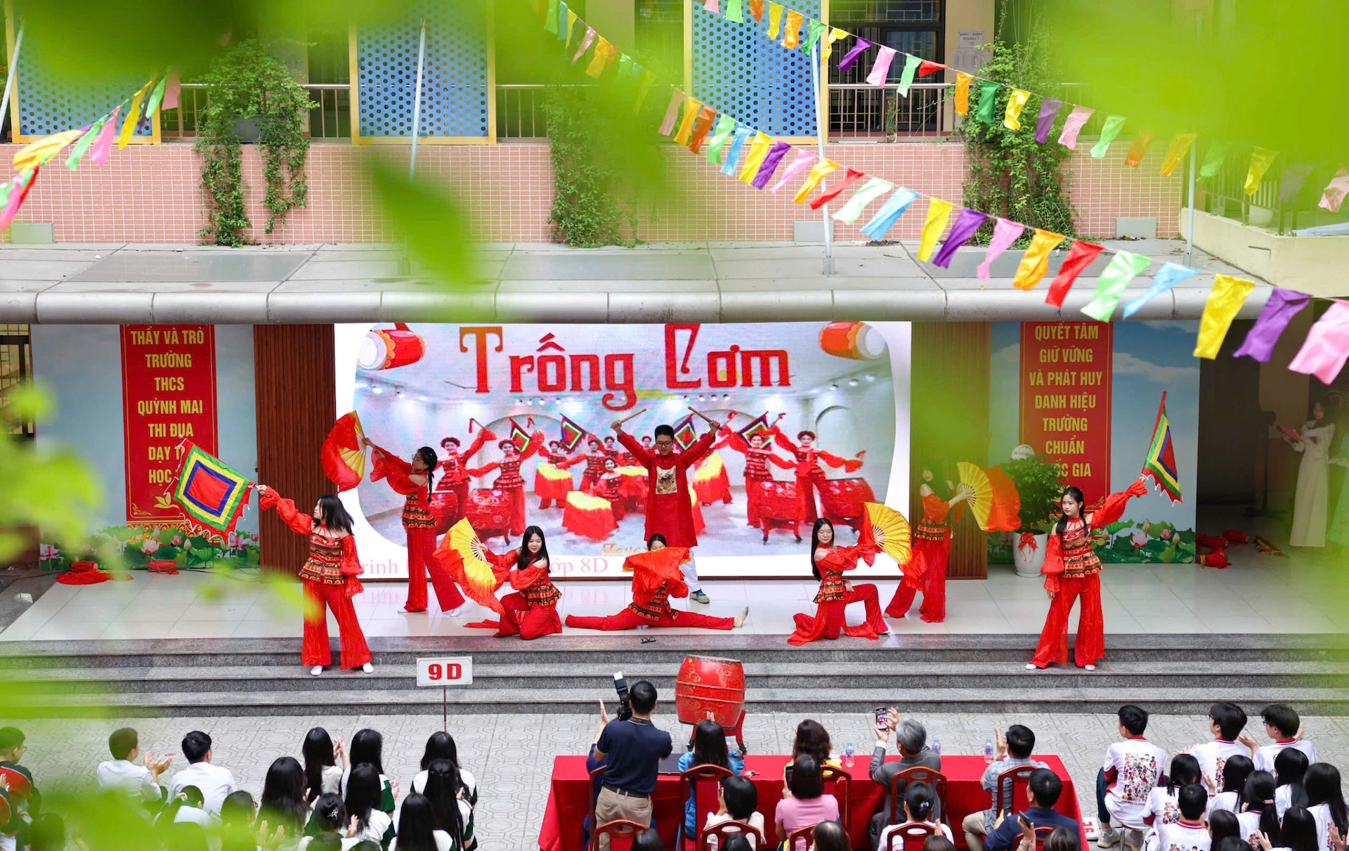 [Photo] Reluctantly at the closing ceremony, 9th grade students say goodbye to teachers and school photo 13