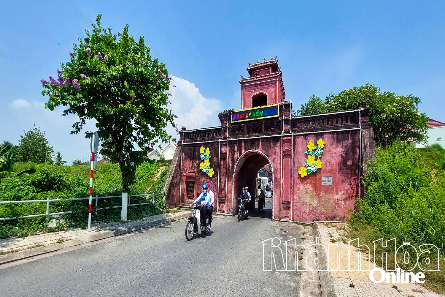 ประตูทางทิศตะวันออกของป้อมปราการเดียนคานห์ (ถ่ายภาพก่อนการบูรณะป้อมปราการเดียนคานห์)