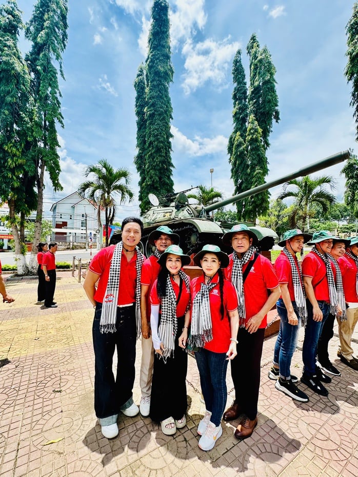 NSND Mỹ Uyên: “Tôi đứng lặng trước một nhân chứng sống của lịch sử” - Ảnh 3.
