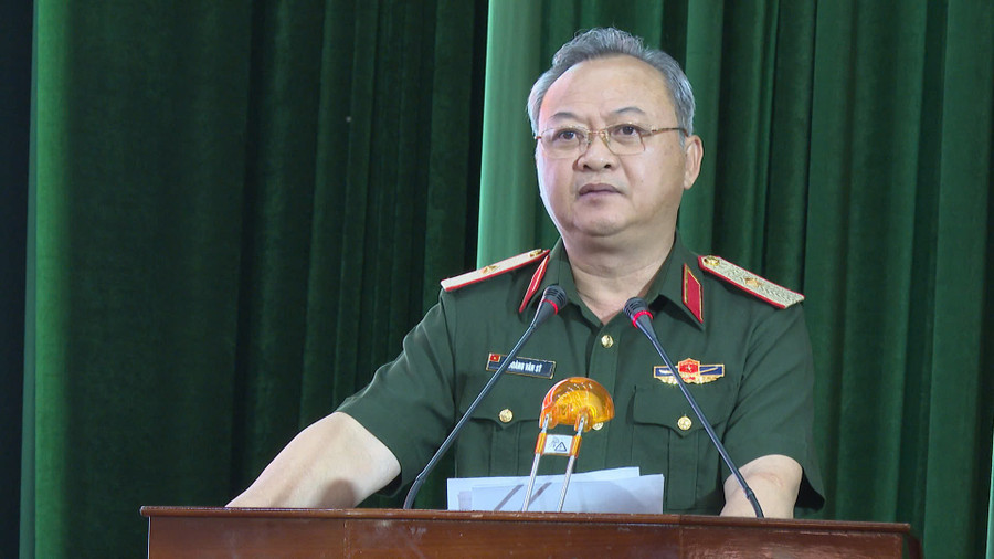 El mayor general Hoang Van Sy, comandante de la 15.ª División de Infantería, pronuncia un discurso ante los líderes Anh Thanh Sang.jpg