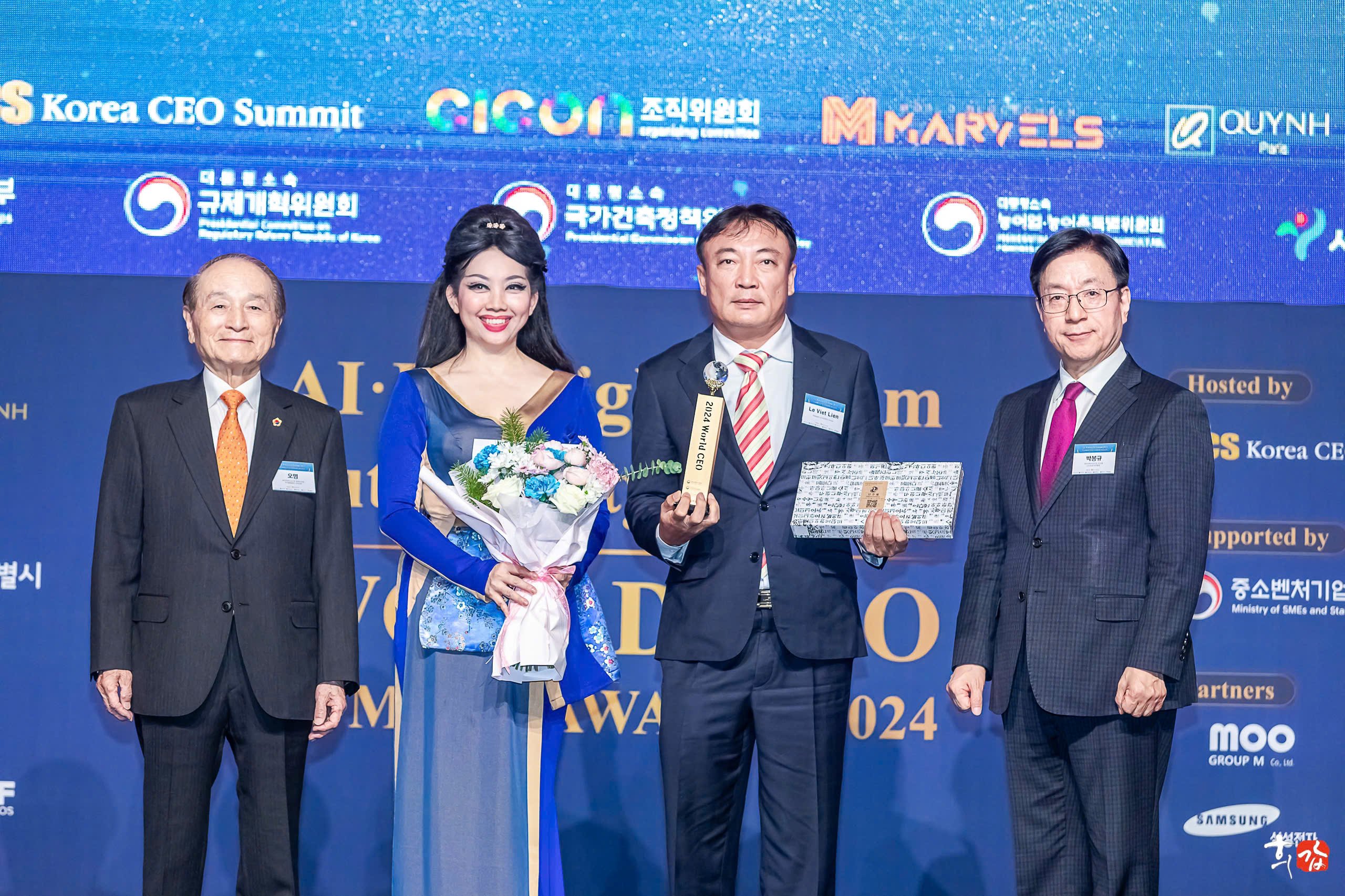 Ông Lê Viết Liên, Tổng Giám đốc HODECO nhận giải thưởng World CEO Summit Award 2024.