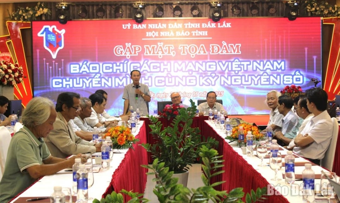 บรรณาธิการบริหารหนังสือพิมพ์ Dak Lak นาย Dinh Xuan Toan กล่าวสุนทรพจน์ในการประชุมและหารือ