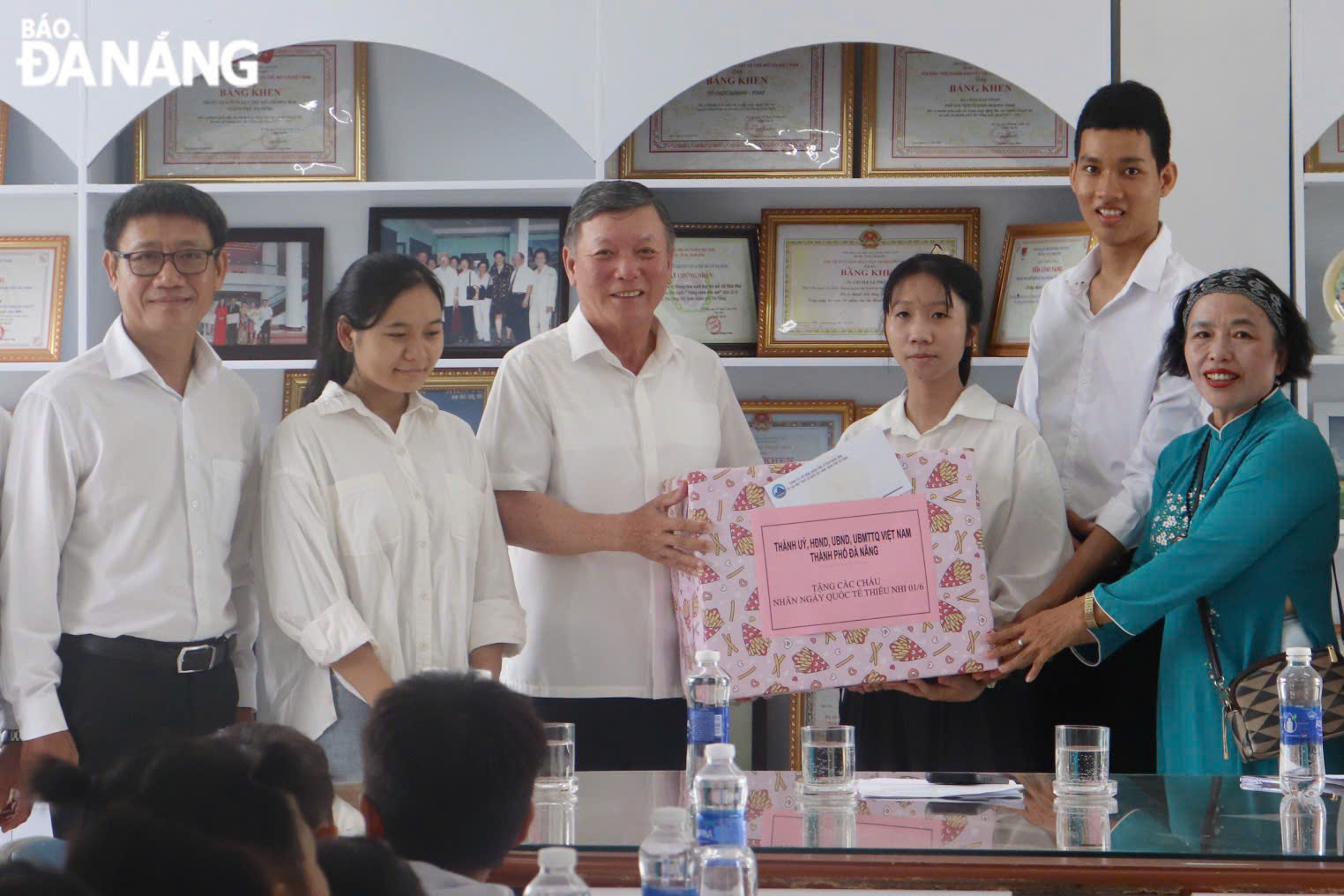 Le président du Comité du Front de la Patrie du Vietnam de la ville, Le Van Trung (3e à partir de la gauche), offre des cadeaux aux enfants du centre d'orphelinat de Hoa Mai. Photo : KHANH NGAN