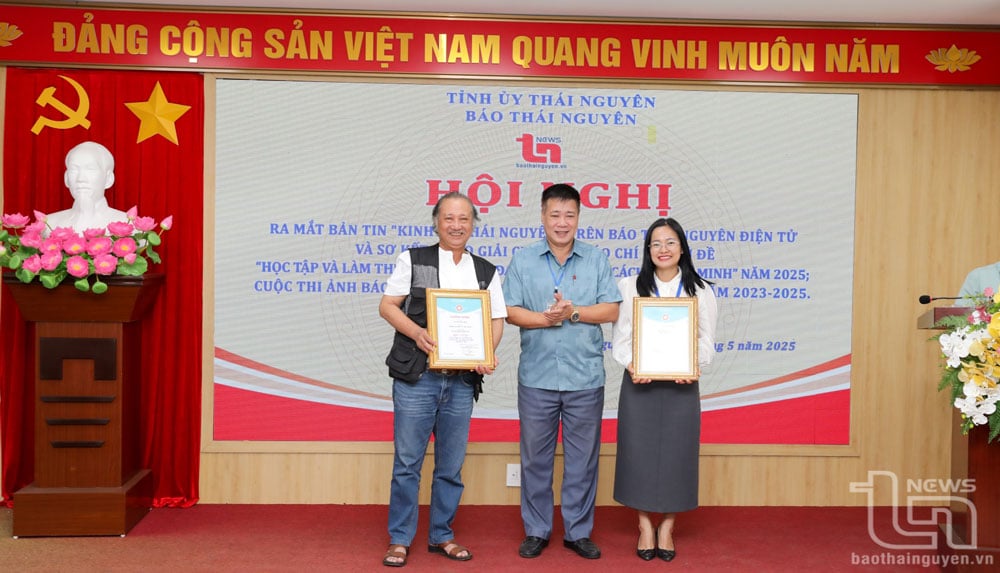 ผู้บริหารหนังสือพิมพ์ไทยเหงียนมอบรางวัลแก่นักเขียนและกลุ่มนักเขียนที่ได้รับรางวัลชนะเลิศอันดับ 3 ในการประกวดภาพถ่ายข่าว “ไทยเหงียน - มุมมองของชีวิต” ประจำปี 2566-2568