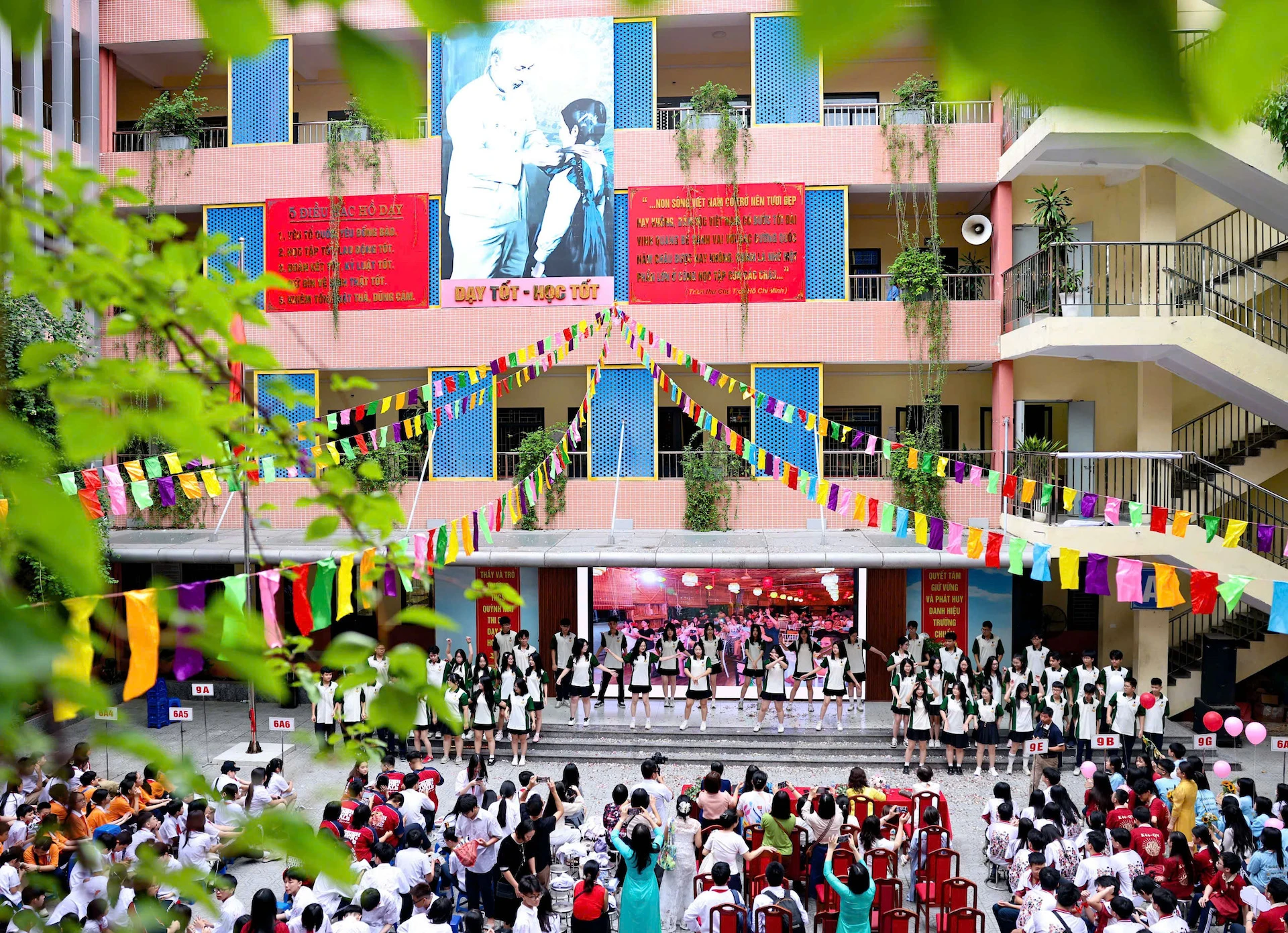 [Photo] Reluctantly at the closing ceremony, 9th grade students say goodbye to teachers and school photo 1