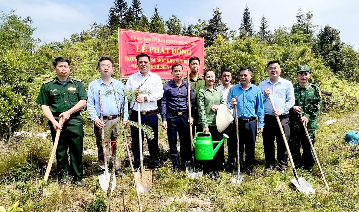 Lãnh đạo huyện Đồng Văn tham gia lễ phát động trồng cây tại xã Lũng Cú.
