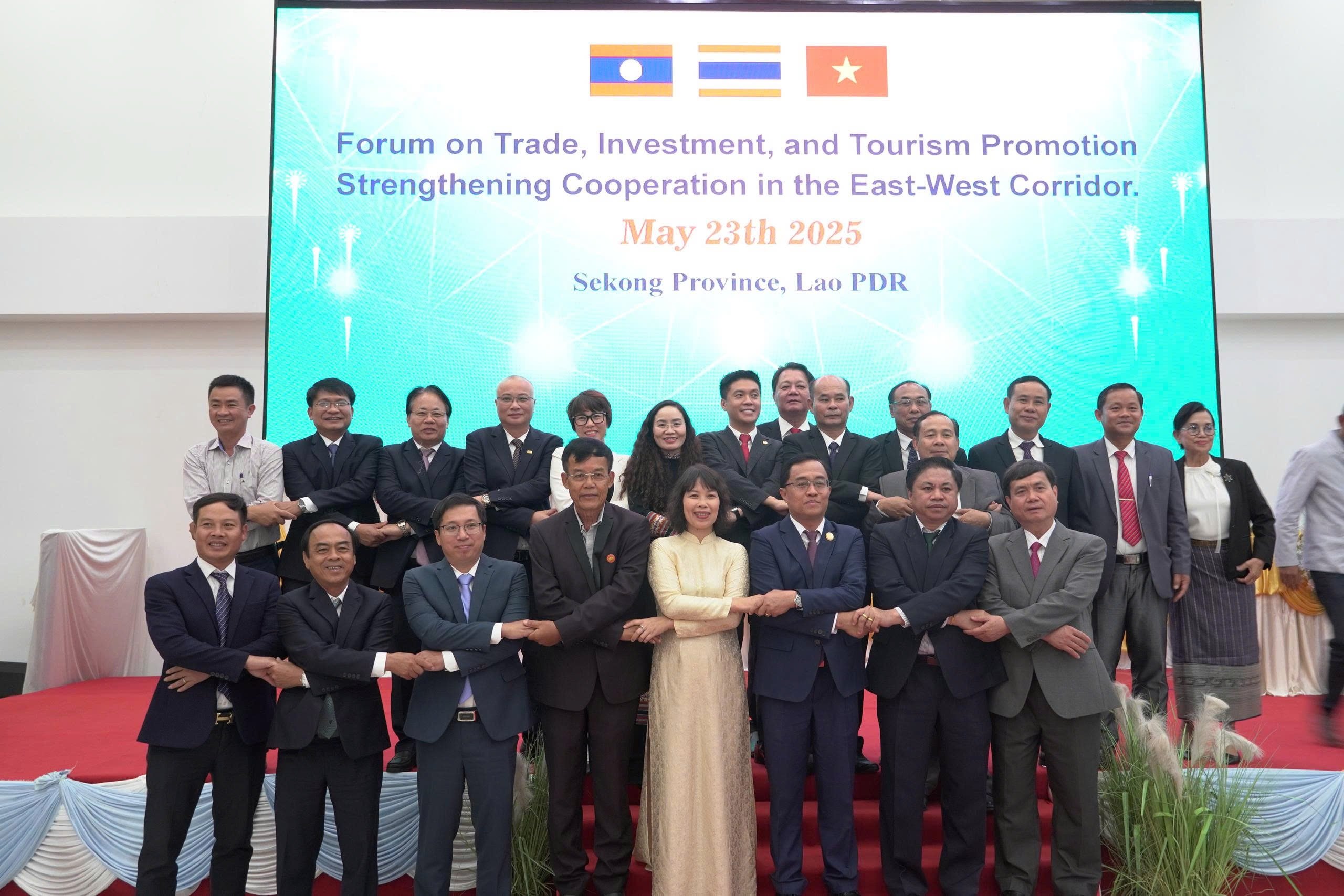 Quang Tri province attended the Trade, Investment and Tourism Promotion Forum in Sekong province (Laos)