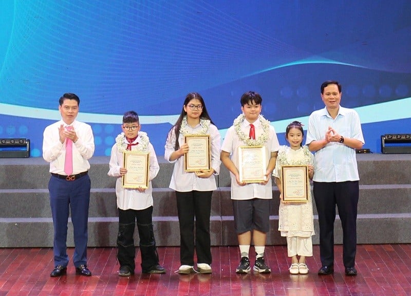 Các học sinh nhận giải Nhất cuộc thi.