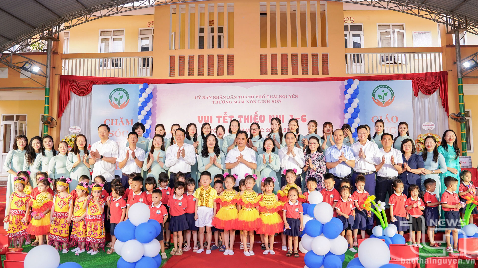 Các đại biểu chụp ảnh lưu niệm cùng cô và trò 