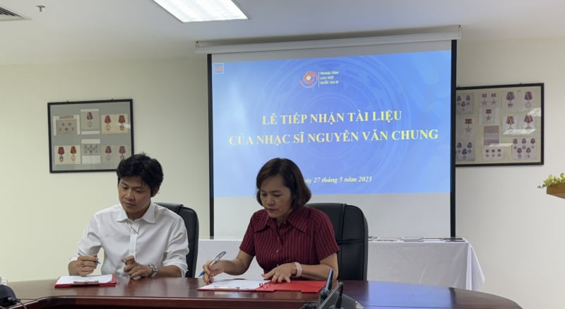 นักดนตรี เหงียน วัน จุง มอบต้นฉบับเพลง “สานต่อเรื่องราวแห่งสันติภาพ” ให้กับศูนย์จดหมายเหตุแห่งชาติ -0