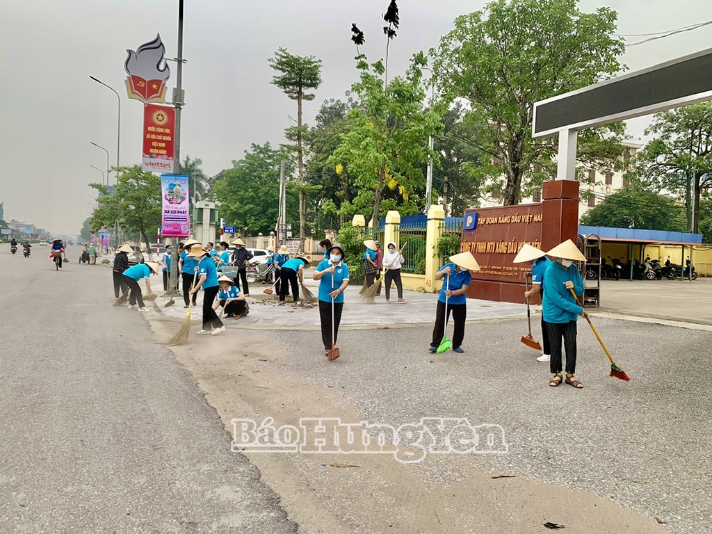 เจ้าหน้าที่และสมาชิกสหภาพสตรีแขวงเฮียนนามเข้าร่วมทำความสะอาดถนนเหงียนวันลินห์