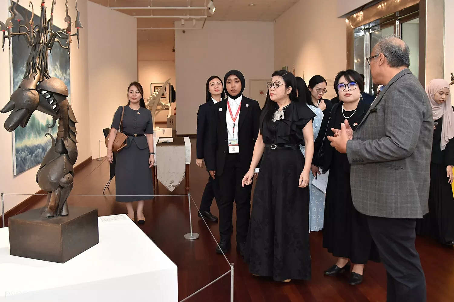 La esposa del primer ministro, Le Thi Bich Tran, visita el Museo Nacional de Bellas Artes de Malasia. Phu nhân Thủ tướng Phạm Minh Chính thăm Bảo tàng Mỹ thuật Quốc gia Malaysia