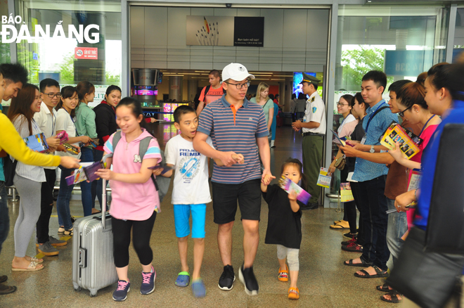 Hành khách đến Đà Nẵng qua đường hàng không. Ảnh: THÀNH LÂN