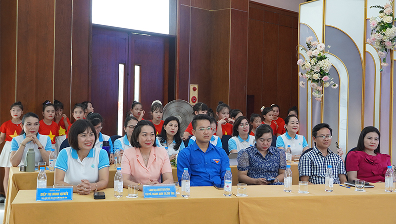 Các đại biểu tham dự ngày hội.