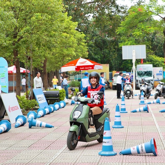 Honda Vietnam fomenta el conocimiento y las habilidades de conducción segura para estudiantes de secundaria e instituciones educativas foto 3