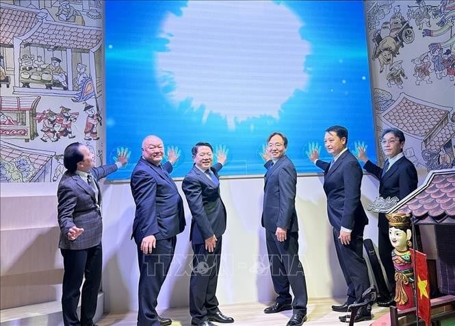 Các đại biểu nhấn nút khai mạc khai mạc Tuần lễ Thương hiệu quốc gia Việt Nam tại Triển lãm thế giới EXPO 2025. Ảnh: Nguyễn Tuyến/TTXVN