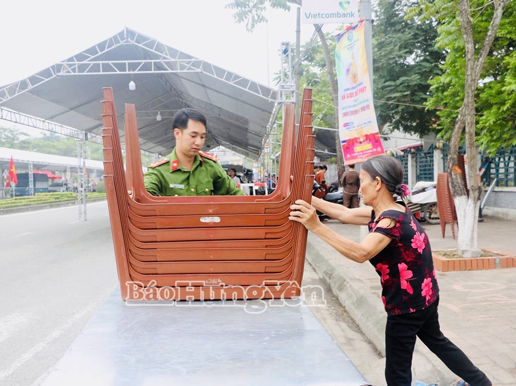 ตำรวจเขตเฮียนนามช่วยเหลือผู้คนในการขนย้ายสินค้าทางธุรกิจออกจากบริเวณประตูเจดีย์ชวง