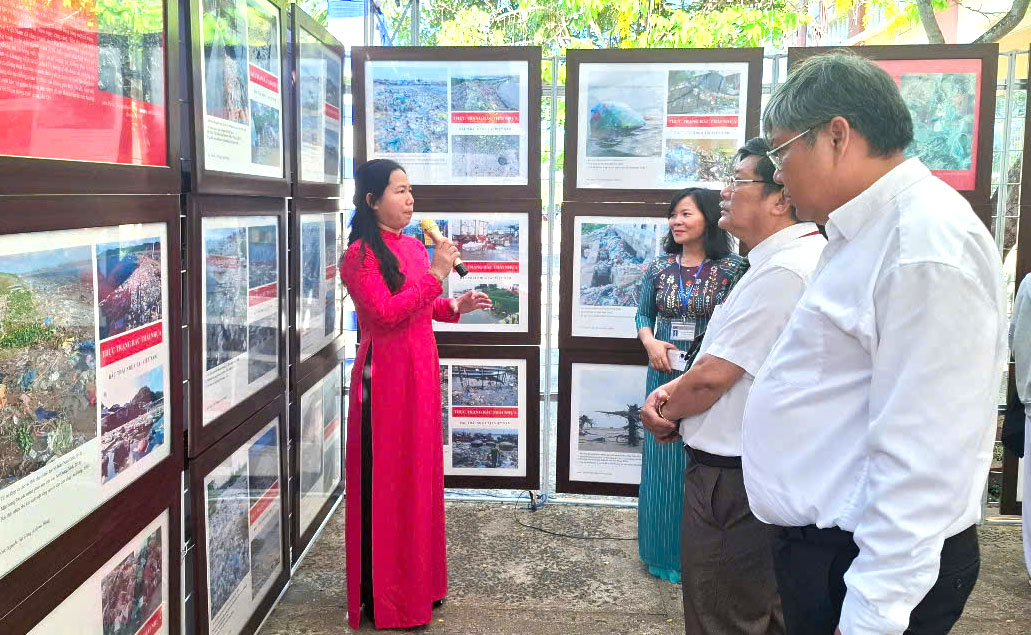 Les dirigeants du Département de la Culture, des Sports et du Tourisme et le Conseil d'administration du lycée Le Trung Kien ont visité l'exposition de photos. Photo : MANH HOAI NAM