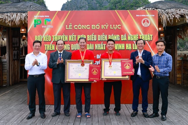 Đỗ Kim Phúc cùng Ánh Viên lập kỷ lục bơi kéo thuyền tâng bóng dài nhất Việt Nam - Ảnh 2.