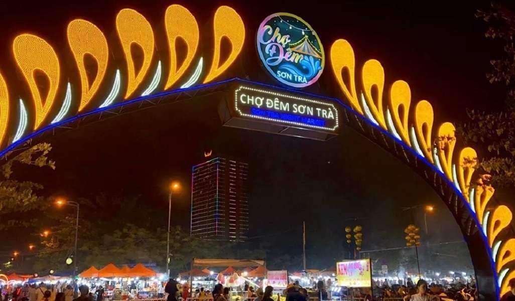 Qu'est-ce qui rend le marché nocturne de Son Tra si attrayant et attire les touristes ?