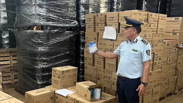 Cao điểm chống buôn lậu, hàng giả: 'Siết' các mặt hàng thiết yếu như sữa, thuốc, mỹ phẩm- Ảnh 1.