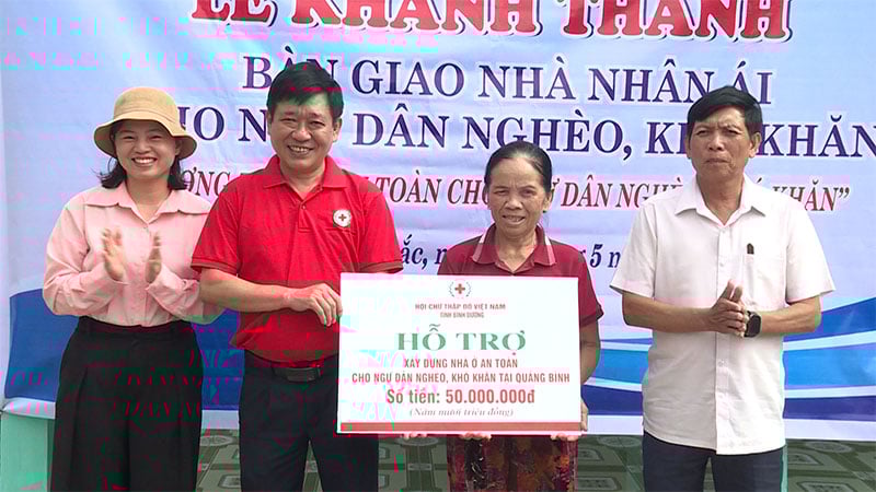 Trao tiền hỗ trợ xây dựng, sửa chữa nhà ở cho hộ ngư dân nghèo.