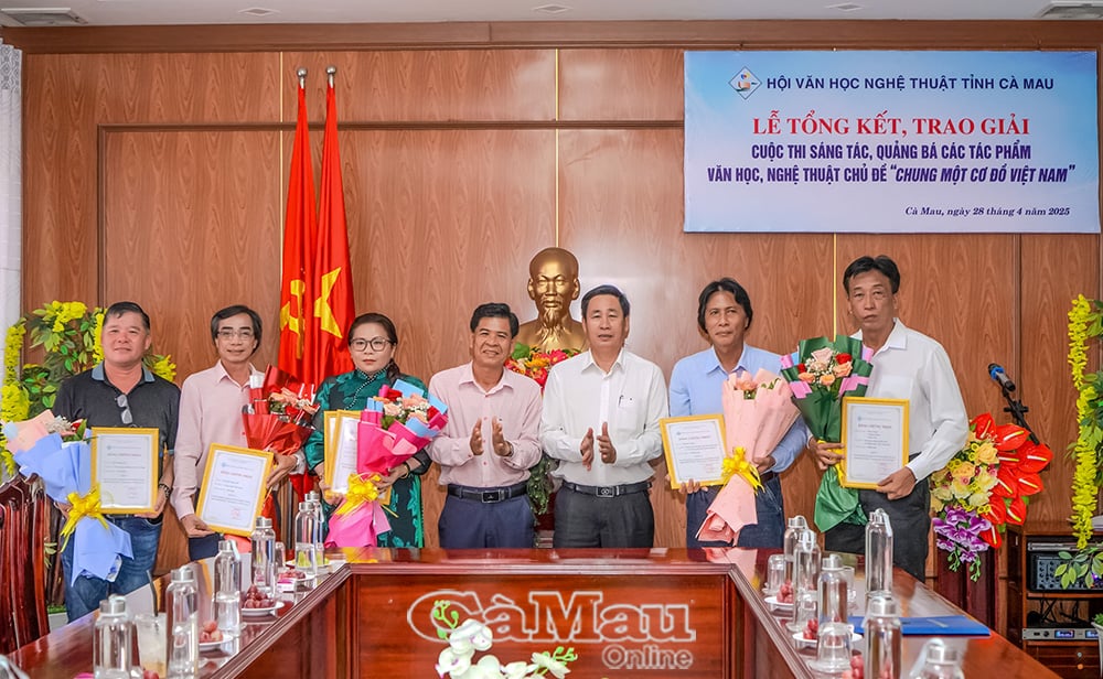 Cô Nguyễn Thị Thảo vinh dự nhận giải thưởng tại cuộc thi sáng tác “Chung một cơ đồ Việt Nam” do Hội Văn học Nghệ thuật tỉnh tổ chức. Ảnh: NGỌC LÂM