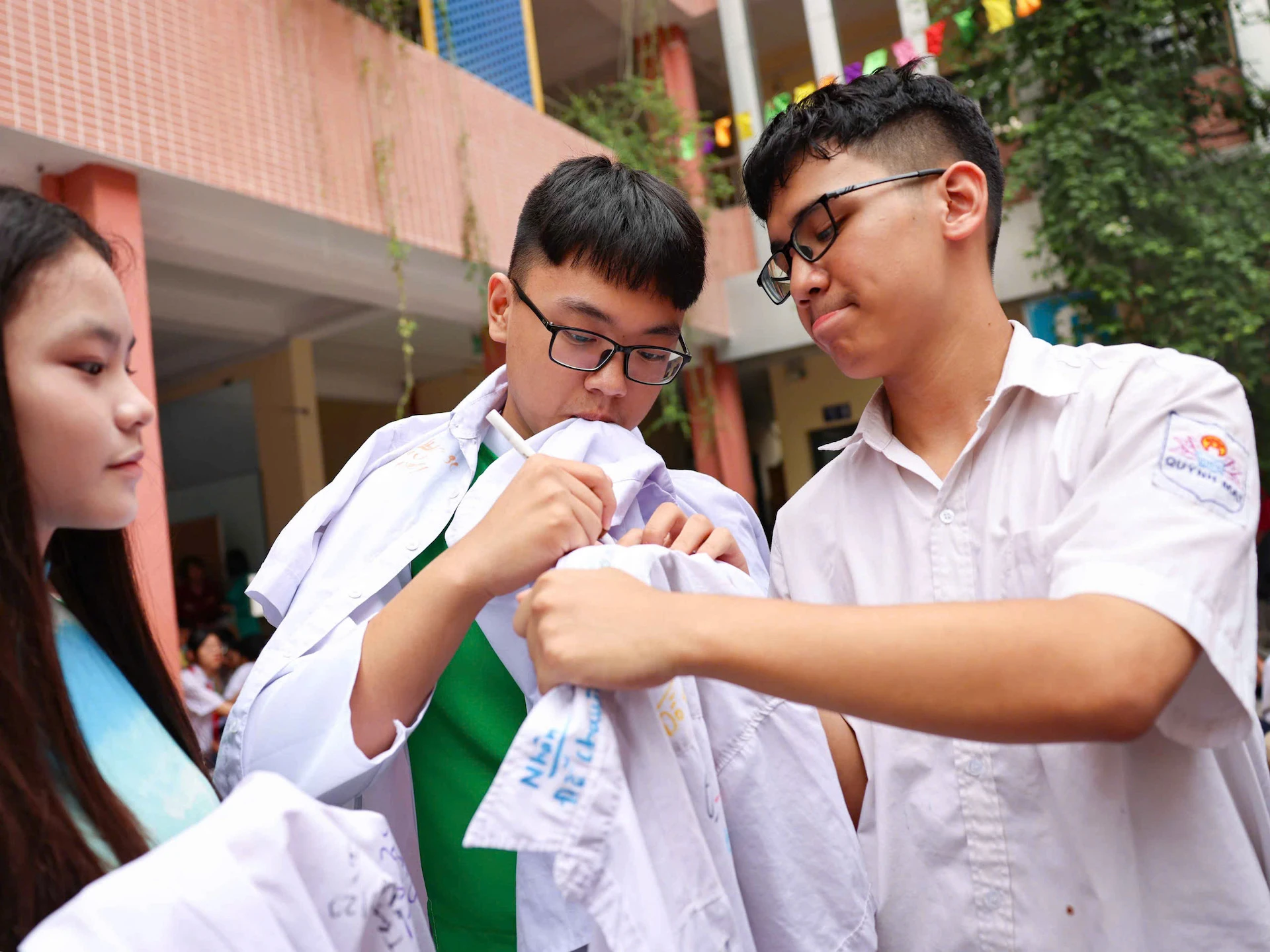 [Photo] Reluctantly at the closing ceremony, 9th grade students say goodbye to teachers and school photo 7