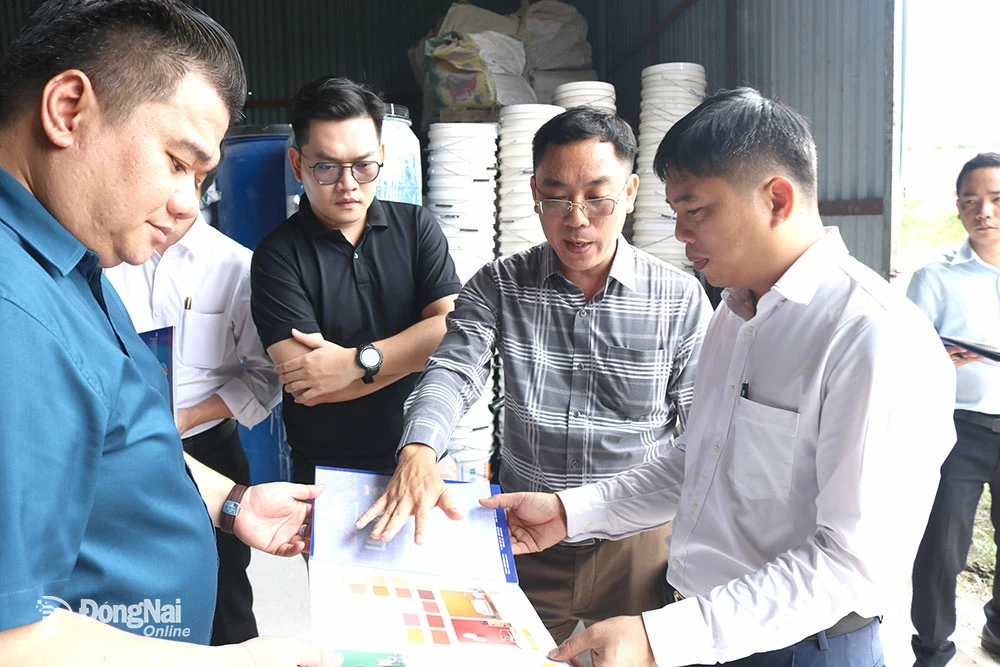 Các doanh nhân của Hội Doanh nhân trẻ Đồng Nai  tìm kiếm cơ hội hợp tác về sản phẩm giữa doanh nghiệp, hội viên. Ảnh: V.Gia