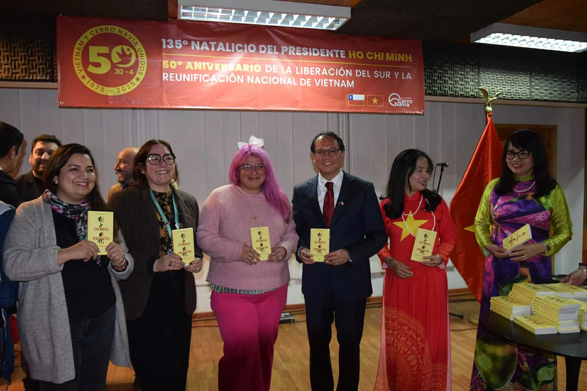 Kỷ niệm 135 năm Ngày sinh Chủ tịch Hồ Chí Minh và 50 năm Giải phóng miền Nam tại Chile
