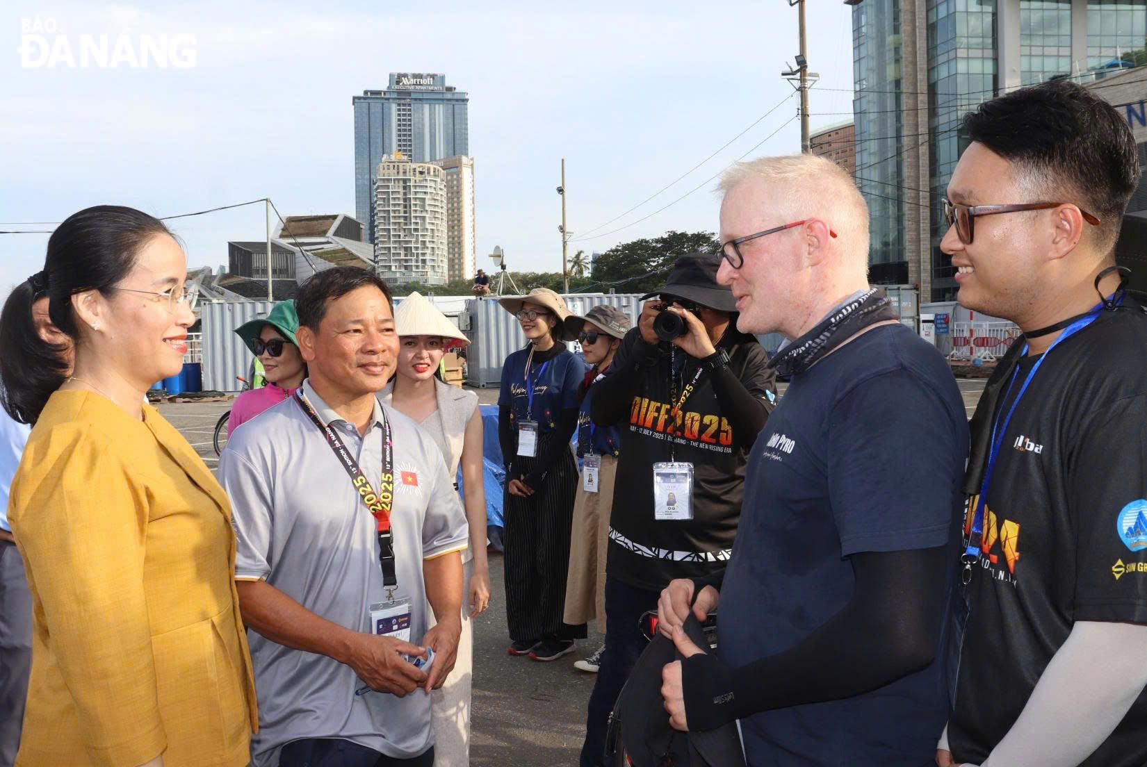 La vice-présidente du Comité populaire de la ville, Nguyen Thi Anh Thi, a rendu visite à l'équipe finlandaise et l'a encouragée. Photo : NGOC HA
