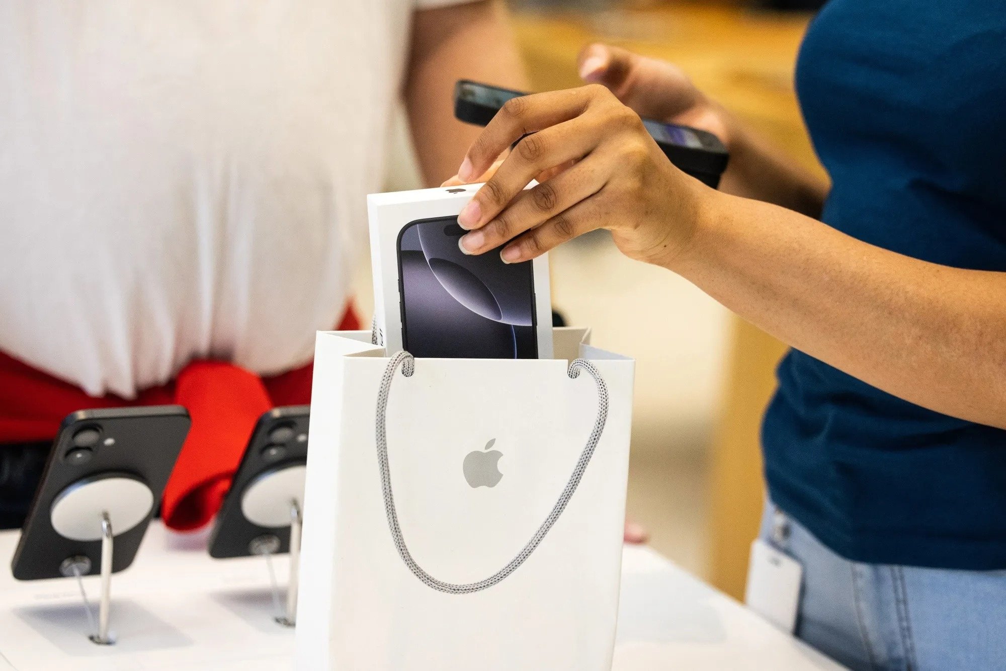 thue quan Donald Trump,  CEO Tim Cook,  iPhone san xuat My,  iPhone tang gia anh 2