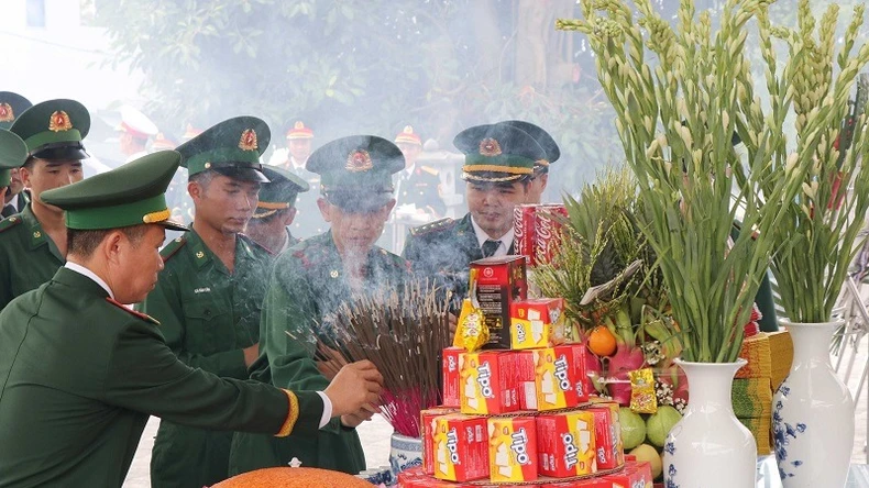Dien Bien: Funeral and burial of remains of Vietnamese volunteer soldiers who died in Laos photo 1