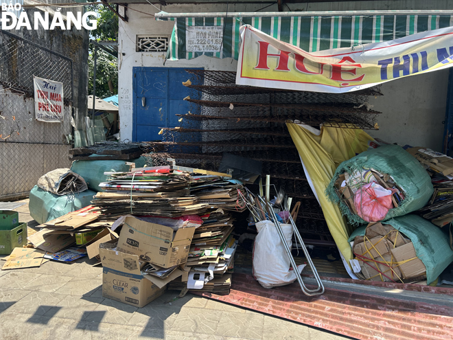 Un centre d'achat de ferraille situé rue Ngo Chi Lan (quartier de Thuan Phuoc) laisse la ferraille empiéter sur le trottoir, ce qui présente un risque potentiel d'incendie et d'explosion. Photo : KHANH HUYEN