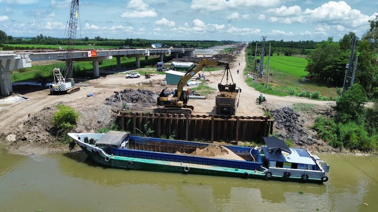 Tháo gỡ khó khăn về vật liệu cho cao tốc Châu Đốc - Cần Thơ - Sóc Trăng tăng tốc vượt kế hoạch- Ảnh 6.