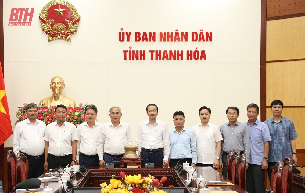 El presidente del Comité Popular Provincial, Do Minh Tuan, recibió y trabajó con el Grupo Nacional de Industrias Minerales y del Carbón de Vietnam.