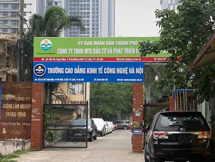 Hàng trăm sinh viên học hệ từ xa bị dừng vô thời hạn, hiệu trưởng và hiệu phó xin nghỉ việc - Ảnh 1.