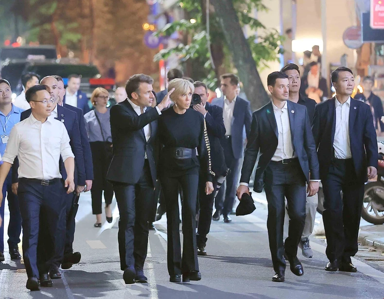 [Foto] El presidente francés, Emmanuel Macron, y su esposa pasean por el Barrio Antiguo de Hanoi. Foto 5