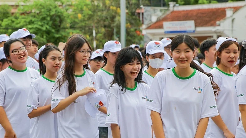 More than 1,200 athletes run together on the road named after General Vo Nguyen Giap in Dien Bien photo 2